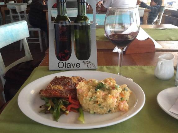 Nosso suculento almoço, acompanhado de legítimo vinho nacional, em frente à praia de La Serena, no norte do Chile